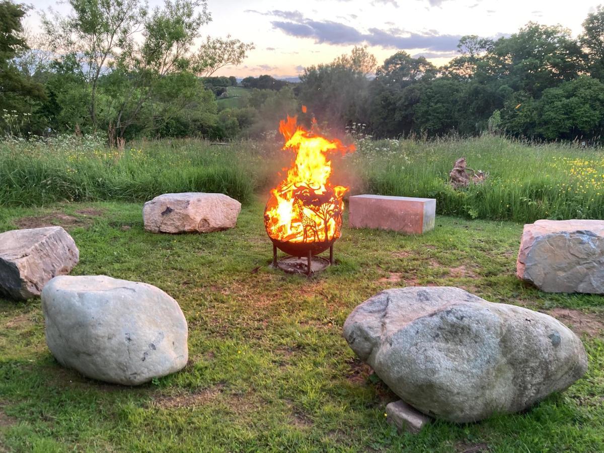 렉섬 Little Pentre Barn With Cosy Logburner 빌라 외부 사진