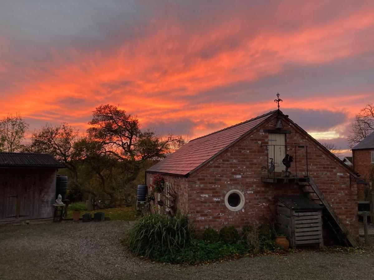 렉섬 Little Pentre Barn With Cosy Logburner 빌라 외부 사진