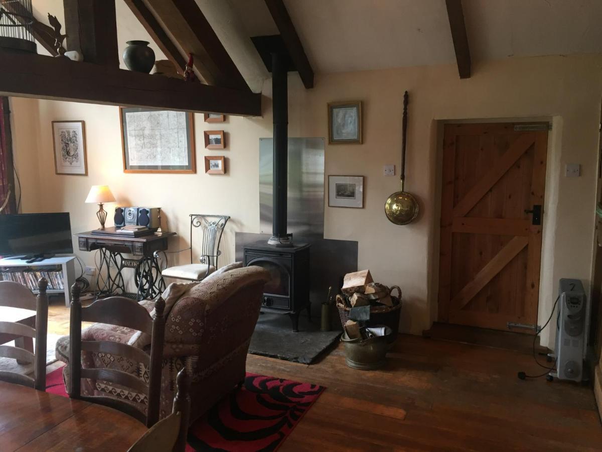 렉섬 Little Pentre Barn With Cosy Logburner 빌라 외부 사진